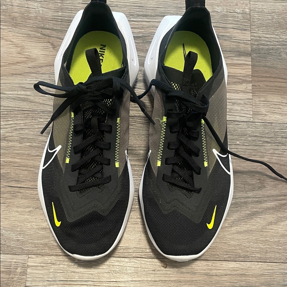 Nike Vista Lite Black and Neon Yellow Running Shoes women’s size 10
